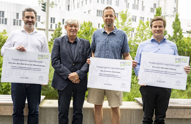 Dengler, Vesely, Vosberg und Holzer bei der Scheckuebergabe im Rahmen der Geesundheit3000 Foerderung.