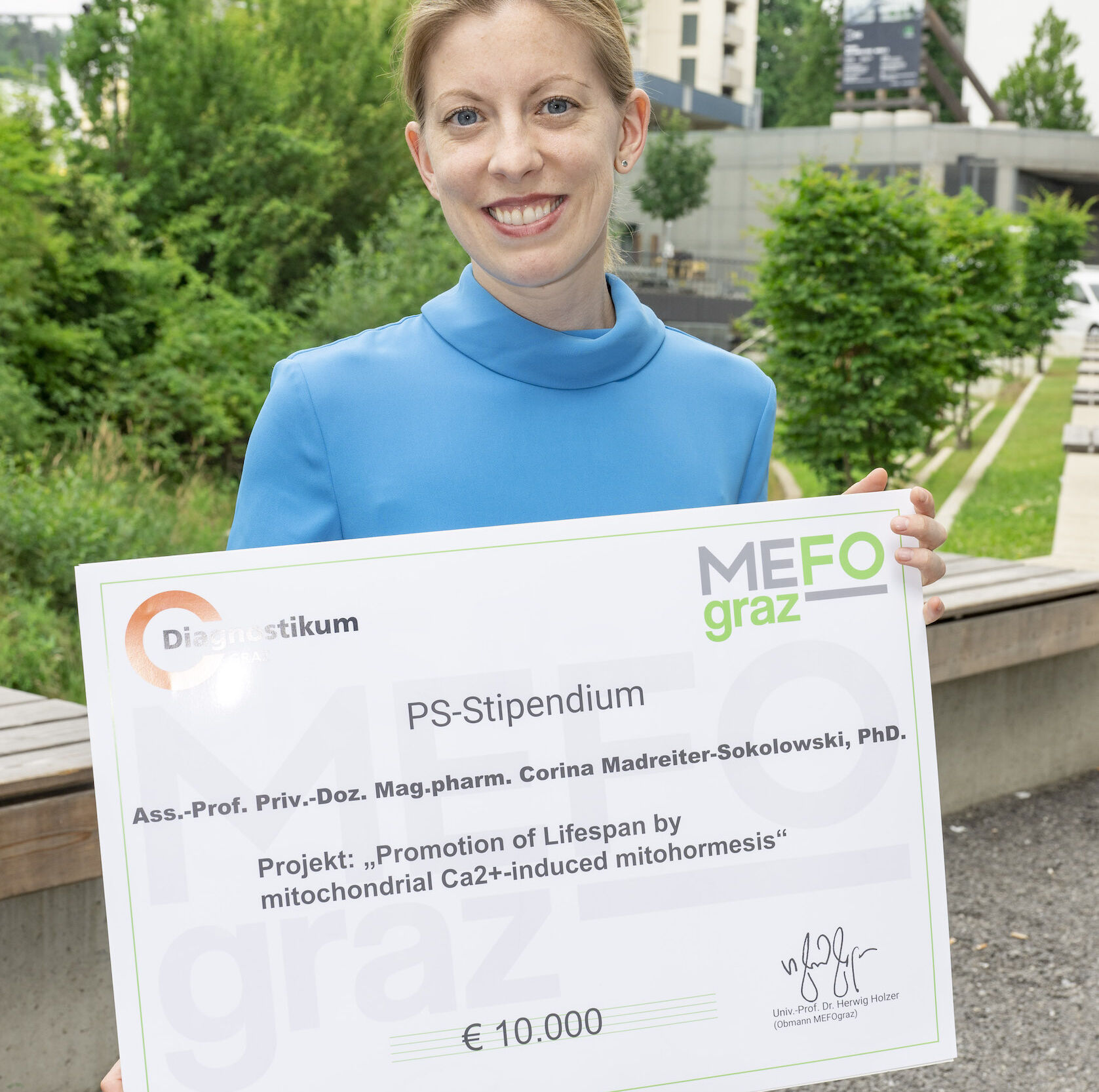 Martina Madreiter-Sokolowsky freut sich ueber ihr PS-Stipendium.